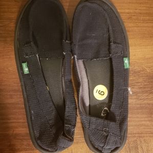 Black Sanuks size 9